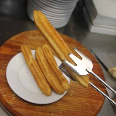Churros de España churro agarrado con tenedor