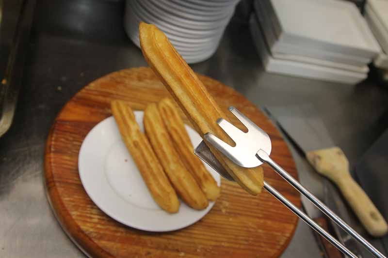 Churros de España churro agarrado con tenedor